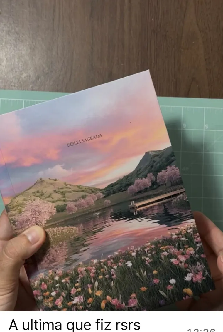 Bíblia com capa de paisagem e lombada exposta, feita pela Thainá