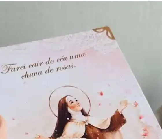 Bíblia com Santa Teresinha e chuva de rosas, feita pela Ariana