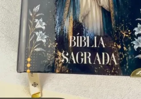 Bíblia com Nossa Senhora em azul e dourado, feita pela Soara