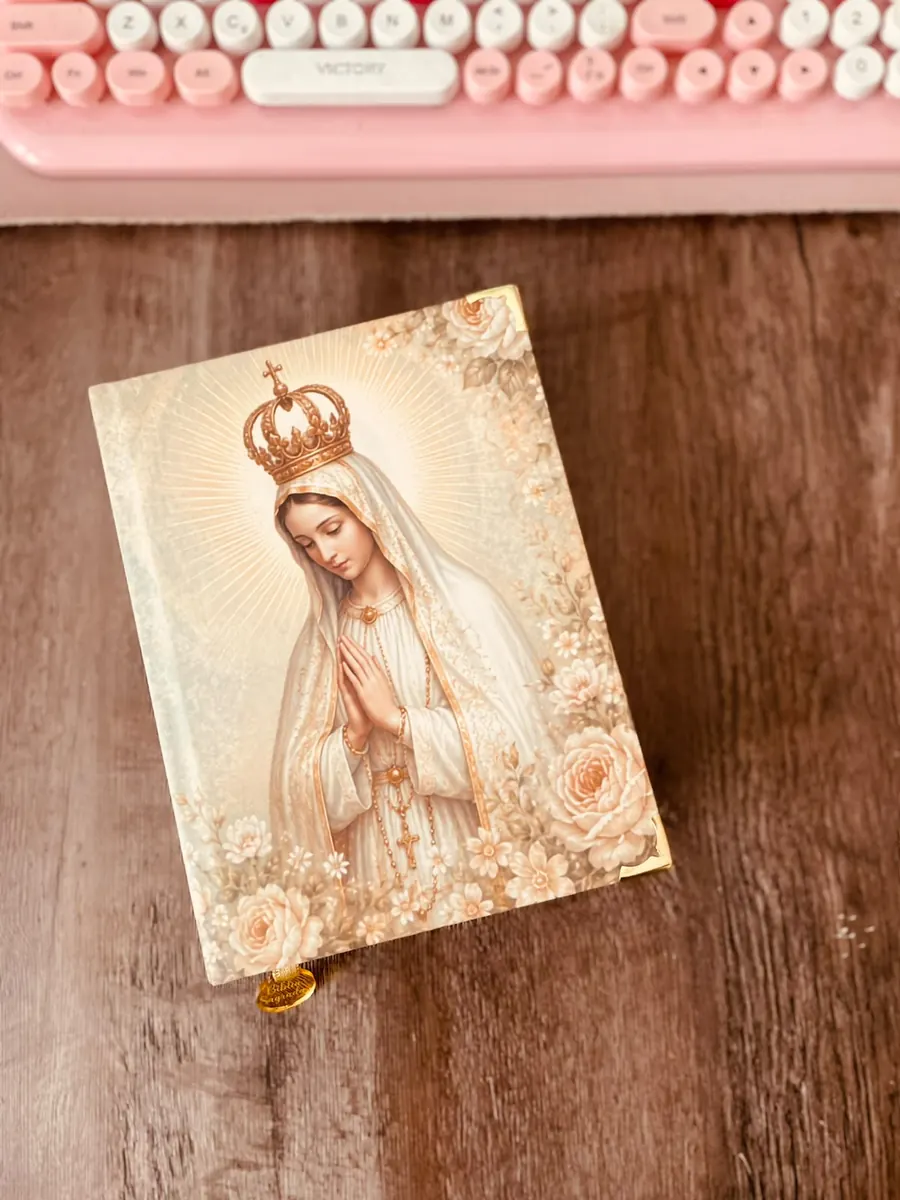 Bíblia com Nossa Senhora de Fátima em tons de creme