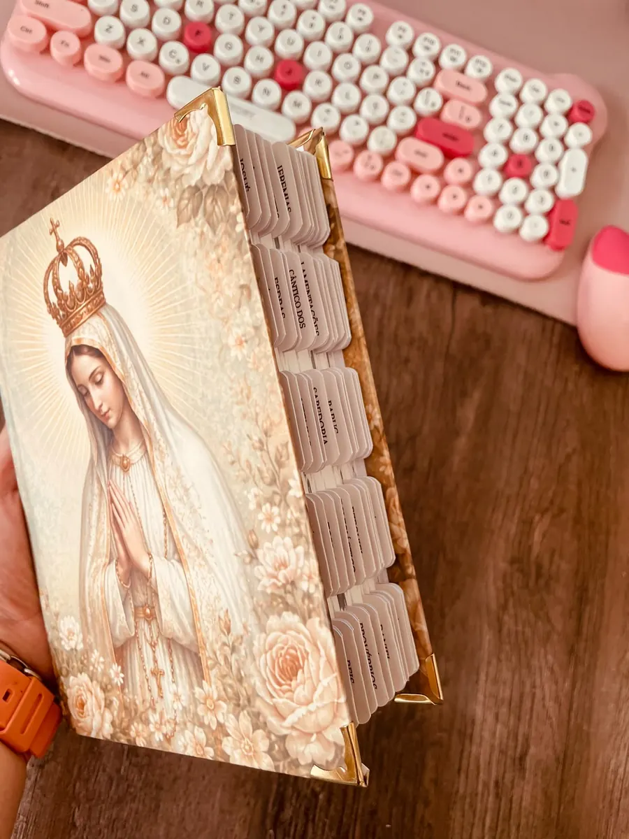 Bíblia com Nossa Senhora de Fátima vista de lado, com abas