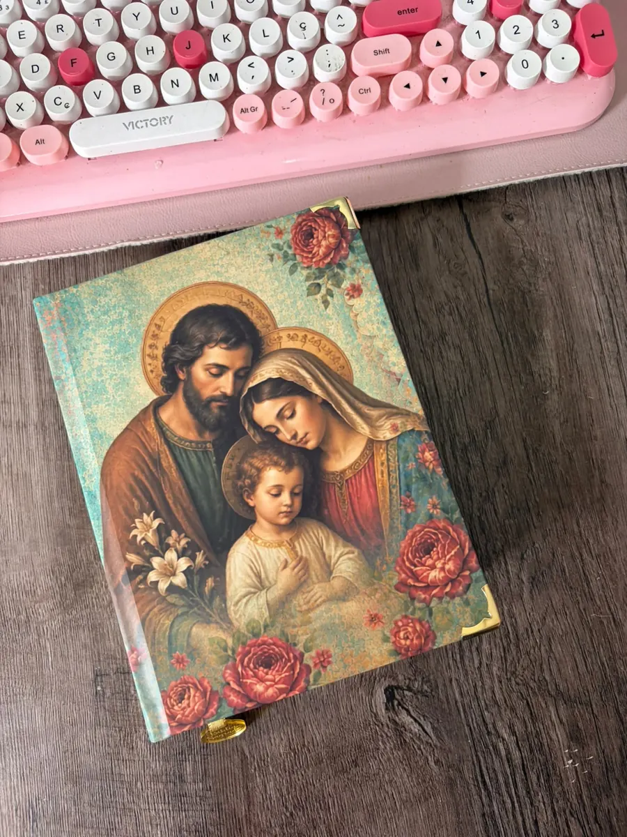Bíblia com a Sagrada Família e rosas vermelhas