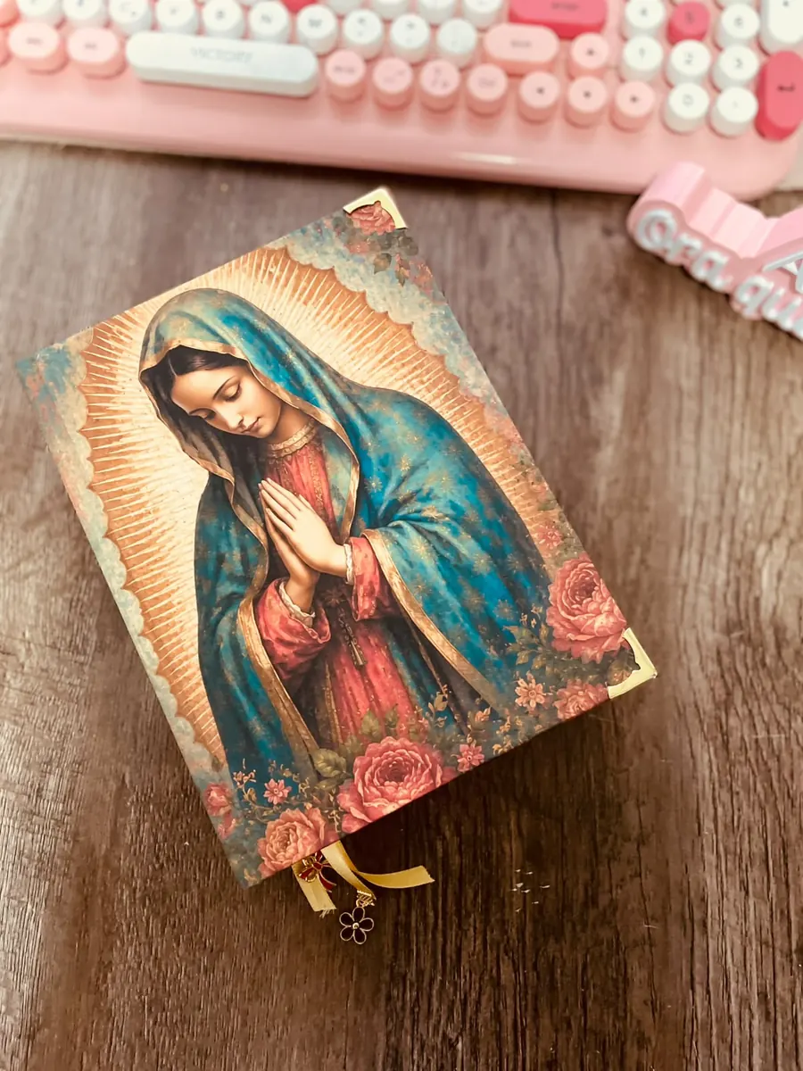 Bíblia com Nossa Senhora de Guadalupe e rosas