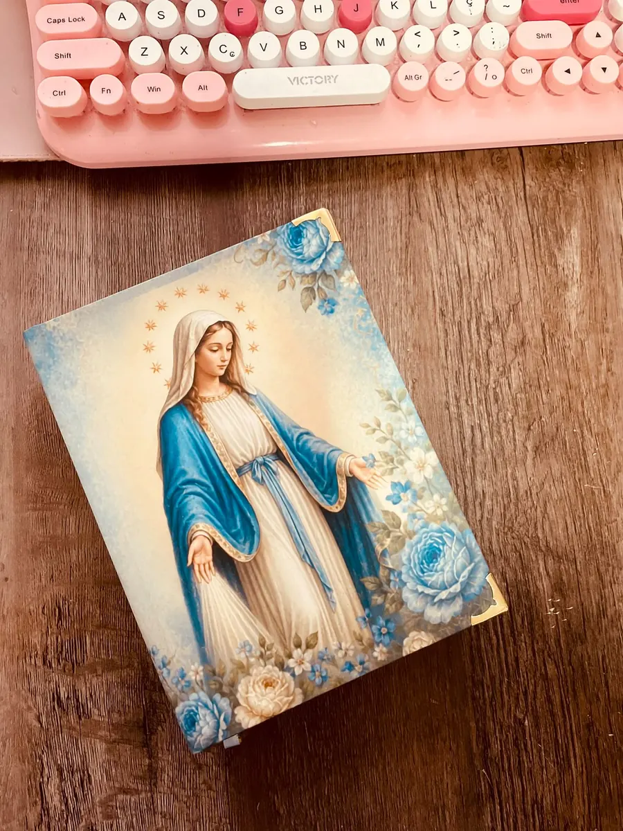 Bíblia com Nossa Senhora das Graças e flores azuis