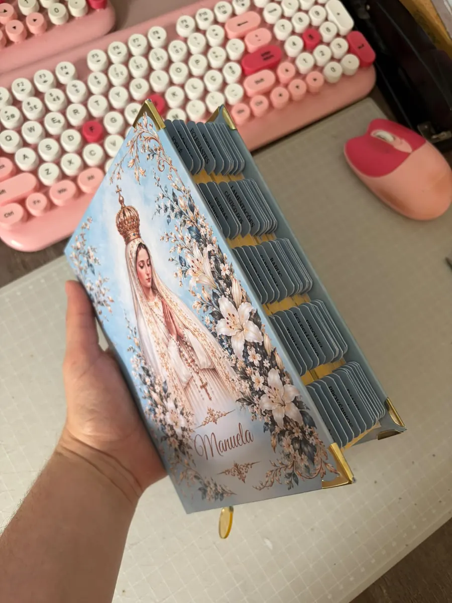 Bíblia com Nossa Senhora de Fátima, nome personalizado e abas azuis