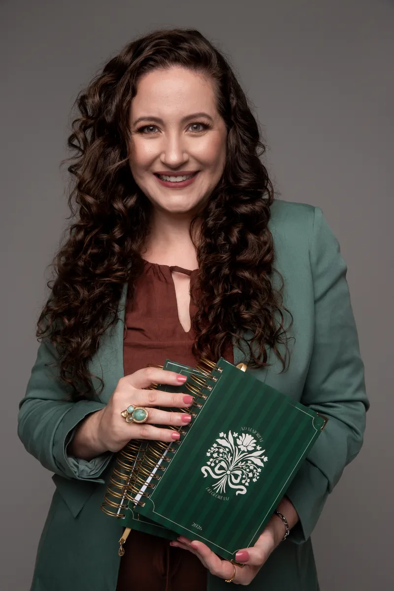 Elana Garcia sorrindo e segurando uma Bíblia personalizada verde